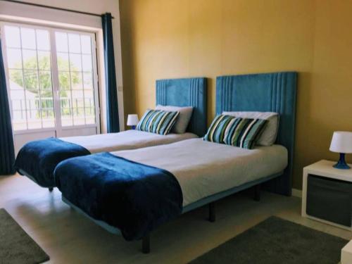 Voodi või voodid majutusasutuse 4 bedrooms villa with private pool and wifi at Ferreira do Zezere toas