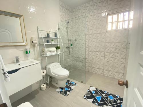 ein Bad mit einer Dusche, einem WC und einem Waschbecken in der Unterkunft Ama4 Residencial AMA in Ensanche Savica de Mendoza