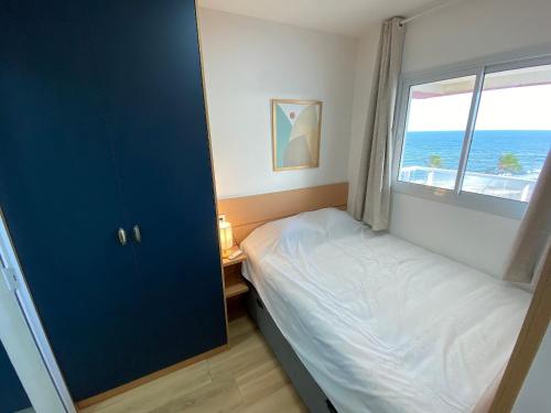 Habitación pequeña con cama y ventana en Apartamento Luxuoso com Vista Mar no Smart Pituba, en Salvador