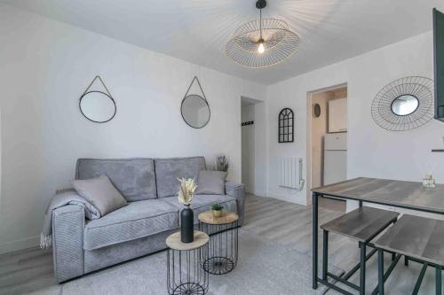 un salon avec un canapé et une table dans l'établissement Cosy apartment Alfortville, à Alfortville