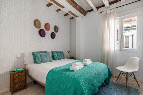 een slaapkamer met een bed, een stoel en een raam bij Waou Sol I - Alquiler Corta Duración in Madrid