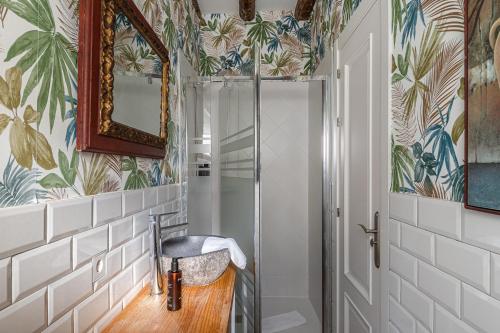 マドリードにあるBNBHolder Stunning Duplex SOLのバスルーム(シャワー、鏡付き洗面台付)