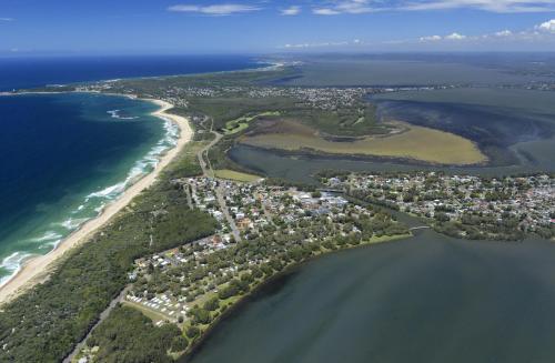 eine Luftansicht einer Insel im Meer in der Unterkunft Budgewoi Holiday Park in Budgewoi