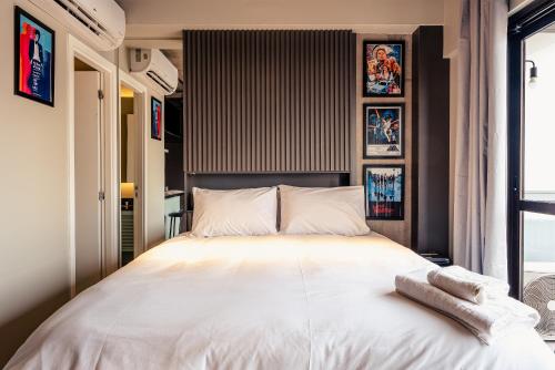 Een bed of bedden in een kamer bij Studio 13º andar Piscina Academia e Metrô