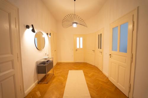 - un couloir avec un miroir et un dressing dans l'établissement Charles & Kätchen Design Zentrum, à Leipzig
