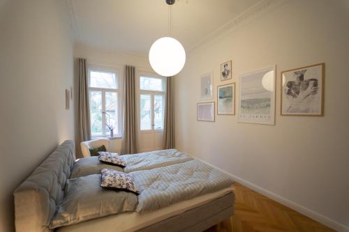 - une chambre avec un lit et une grande fenêtre dans l'établissement Charles & Kätchen Design Zentrum, à Leipzig