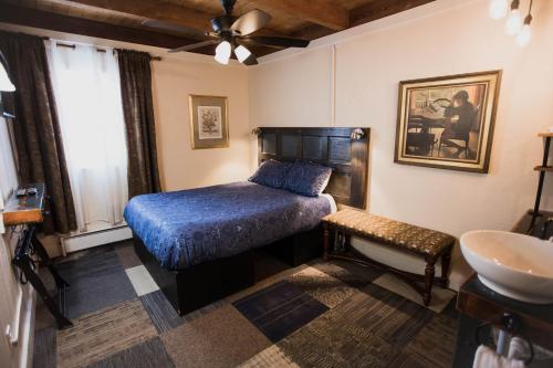 1 dormitorio con 1 cama y lavamanos. en The Viking Lodge - Downtown Winter Park Colorado, en Winter Park