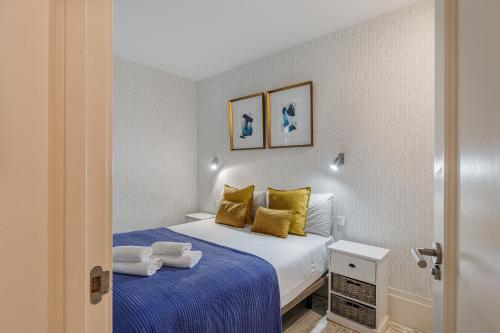マドリードにあるBNBHolder Bright Centreの小さなベッドルーム(黄色い枕のベッド付)