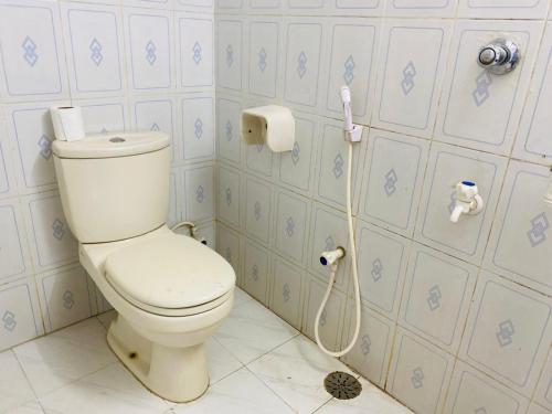 Penthouse-Private Room Attached bath Ac Rooftop-Basundhara R/A في داكا: حمام مع مرحاض أبيض في الغرفة