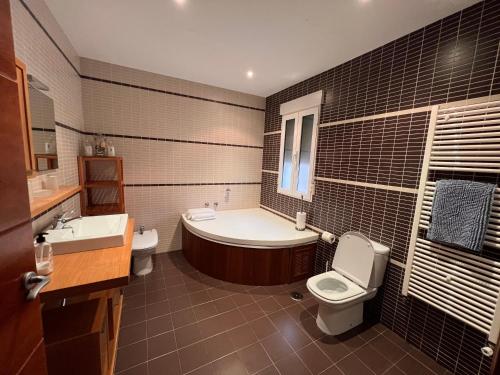La salle de bains est pourvue d'une baignoire, de toilettes et d'un lavabo. dans l'établissement Casa Laureana, à Ruidera