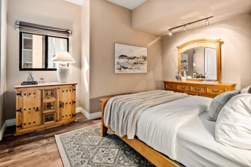 1 dormitorio con cama y espejo en Larimer Square Luxury - Office - Downtown Hub en Denver