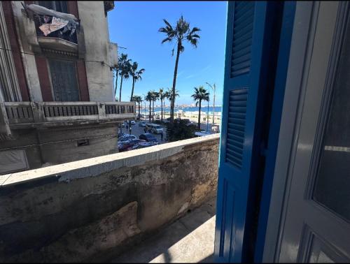 uma porta para um edifício com vista para a praia em Alexandria private rooms at Shared apartment, Only Men Guests 仅限男士 em Alexandria