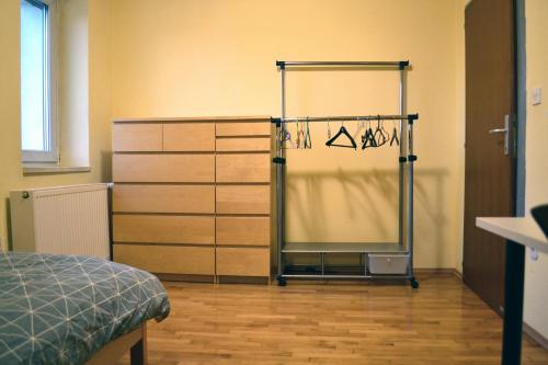 um quarto com um chuveiro num quarto com uma cama em Gorazdova Guest House em Liubliana
