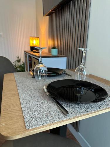 un comptoir avec lavabo et 2 verres sur celui-ci dans l'établissement Charmant Studio Robespierre, à Reims