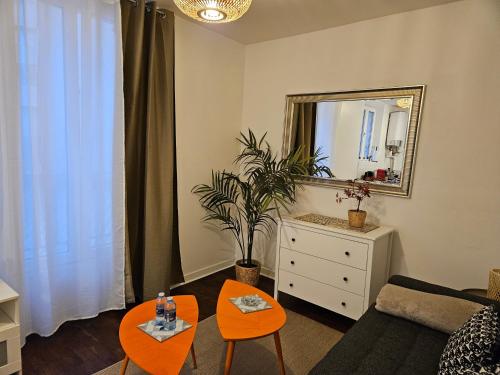 - un salon avec un canapé et un miroir dans l'établissement studio 11 Garcia stade de France, à Saint-Denis