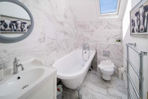 een witte badkamer met een wastafel en een toilet bij Solent View, 3bed apartment, fantastic sea views in West Cowes