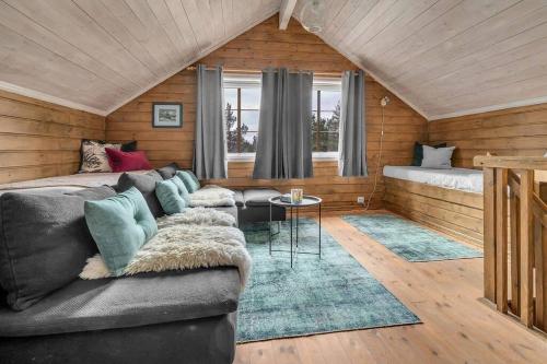 un soggiorno con divano e letto di Koselig hytte nær alpinbakke a Åseral