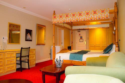 um quarto com uma cama grande e um dossel em madeira em Consort Hotel em Rotherham