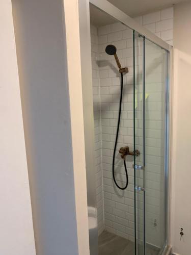 a shower with a shower head in a bathroom at Hostal Enerugi in Calama