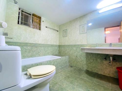 y baño con aseo, bañera y lavamanos. en Gulshan 1-Cozy Private Attached bath Room Ac Tv & Netflix, en Dhaka