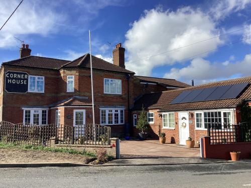 une maison en briques avec des panneaux solaires dans l'établissement New Inn Lodge In Scarning Near Dereham Norfolk, à East Dereham