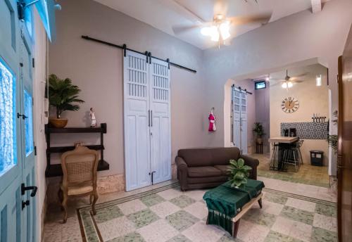 a living room with a couch and a table at Casona de las Mestizas in Mérida