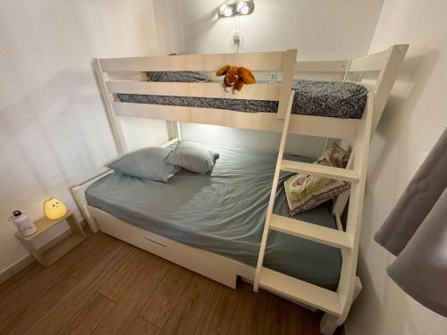 - un lit superposé avec un ours en peluche dans l'établissement Grand Appartement avec 2 Véritables Chambres Cap Esterel vue mer et Estérel, à Saint-Raphaël