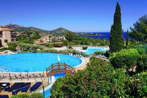 - une vue sur une grande piscine d'un complexe dans l'établissement Grand Appartement avec 2 Véritables Chambres Cap Esterel vue mer et Estérel, à Saint-Raphaël