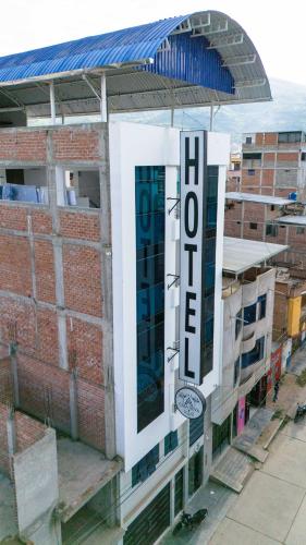 um edifício com um sinal na lateral em Hotel Casa Nova jaen em Jaén