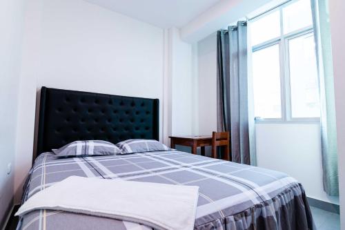 um quarto com uma cama grande e uma janela em Hotel Casa Nova jaen em Jaén