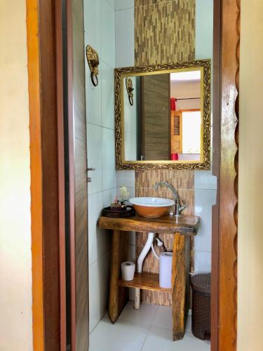 een badkamer met een wastafel en een spiegel bij Sítio Primavera in Ipueiras