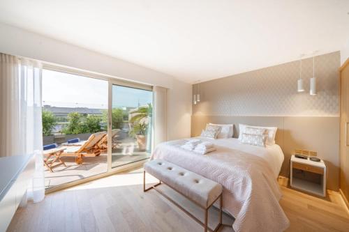 une chambre avec un grand lit et un balcon dans l'établissement Sublime 3 bedroom with roof terrace, à Cannes