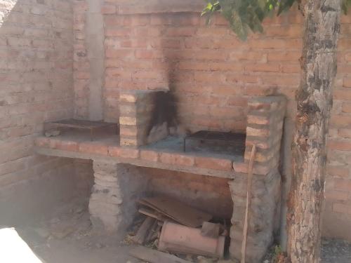 un horno de ladrillo al aire libre con una pared de ladrillo en Departamento El Virula, en Villa Unión
