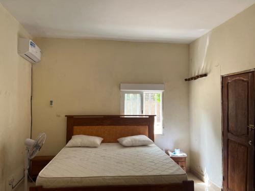 sypialnia z łóżkiem i oknem w obiekcie Appartement meublé Kolda w mieście Kolda