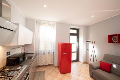 una cucina con frigorifero rosso in camera di Tony House a Omegna