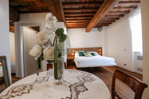 un vaso con fiori su un tavolo in una stanza di Antica Colombaia a San Marino