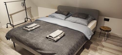 Tempat tidur dalam kamar di Apartament Matejówka
