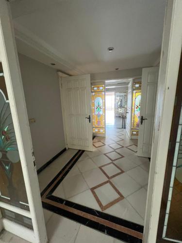 pusty korytarz z drzwiami i witrażami w obiekcie BOSPHORUS w mieście Sarıyer