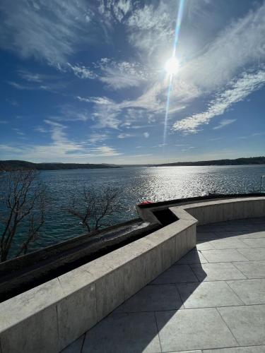 widok na duży zbiornik wody ze słońcem w obiekcie BOSPHORUS w mieście Sarıyer