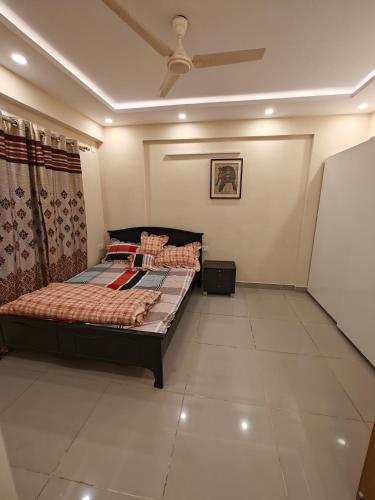 ein Schlafzimmer mit einem Bett und einer Decke in der Unterkunft Narayan associates aries in Bangalore