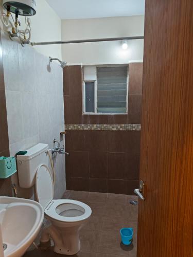 ein Bad mit einem WC und einem Waschbecken in der Unterkunft Narayan associates aries in Bangalore