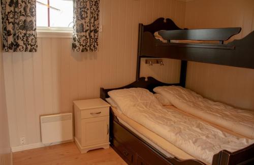 a bedroom with two twin beds in a room at Rondane Haukliseter Fjellhotell in Høvringen