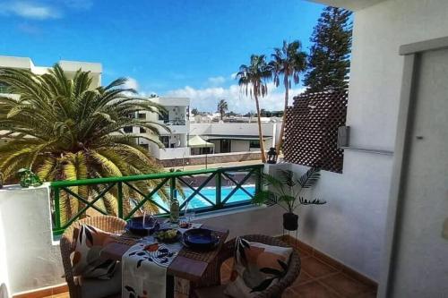 balcone con tavolo e vista sulla piscina di My casa Lanzarote a Costa Teguise