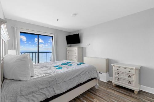 Habitación blanca con cama y ventana en Beautiful 2BR Penthouse with Amazing Views, en Myrtle Beach
