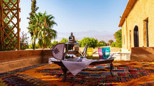 una mesa con un hervidor de agua encima de una alfombra en JNANE ZOHRA, en Taroudant