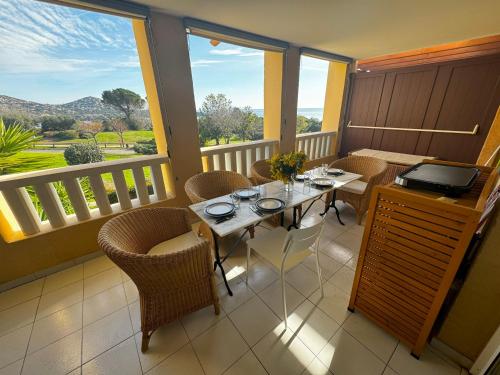 d'un balcon avec une table et des chaises offrant une vue. dans l'établissement Grand Appartement avec 2 Véritables Chambres Cap Esterel vue mer et Estérel, à Saint-Raphaël