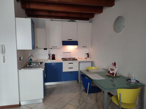 a kitchen with a table and a blue and white kitchen at Ca' degli Sposi in Mantova