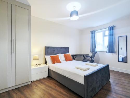 um quarto com uma cama grande e almofadas laranja em Rooms Near City Centre Private Bath Free Parking em York