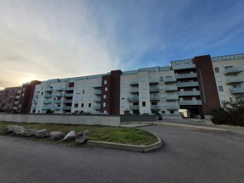 un gran edificio frente a un aparcamiento en L'Altéia - L'appartement les pieds dans l'eau avec place de parking privé et accès direct à la plage, en Berck-sur-Mer