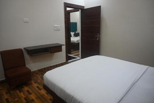 Una cama o camas en una habitación de Hotel yadunath